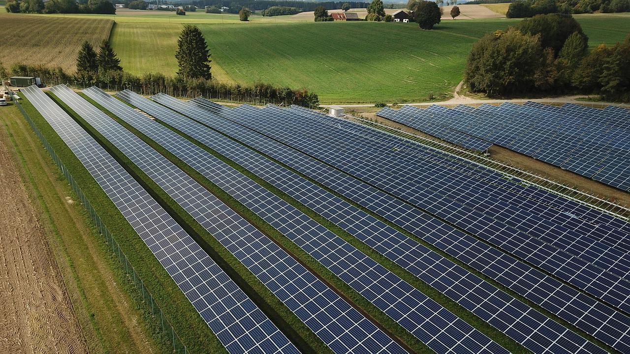 découvrez les enjeux cruciaux des panneaux solaires, de leur impact environnemental à leur rôle dans la transition énergétique. informez-vous sur les avantages, les défis et les perspectives d'avenir de cette technologie verte.