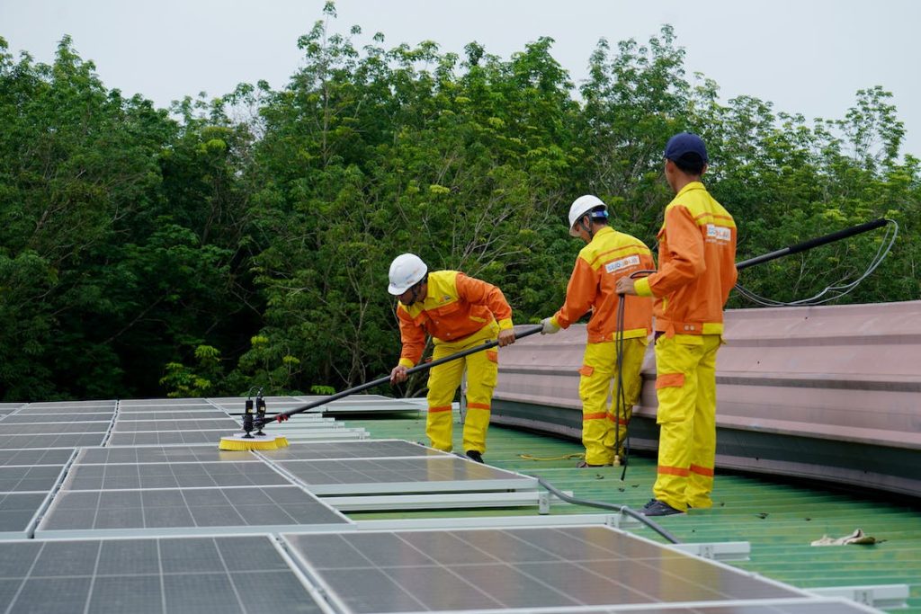 découvrez comment les entreprises durables mettent en œuvre des panneaux solaires pour réduire leur empreinte carbone et améliorer leur efficacité énergétique. explorez les avantages économiques et environnementaux de cette transition vers des solutions d'énergie renouvelable.