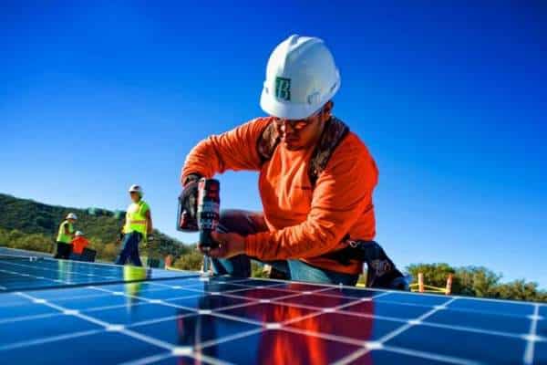 découvrez comment l'essor des panneaux solaires stimule l'emploi dans le secteur des énergies renouvelables. explorez les opportunités professionnelles et les formations liées à ce marché en pleine croissance.