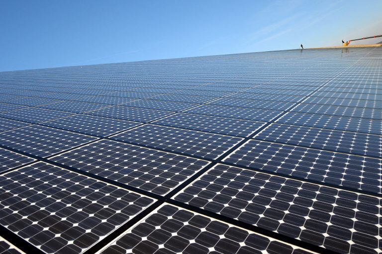 découvrez comment les panneaux solaires transforment les grands projets en solutions énergétiques durables. explorez les innovations, les avantages environnementaux et économiques de l'énergie solaire pour les grandes infrastructures.