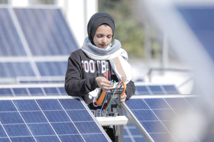 découvrez comment les panneaux solaires peuvent contribuer à réduire la pauvreté énergétique. explorez les avantages des énergies renouvelables pour les ménages à faible revenu et leurs impacts sur l'accès à l'énergie durable.