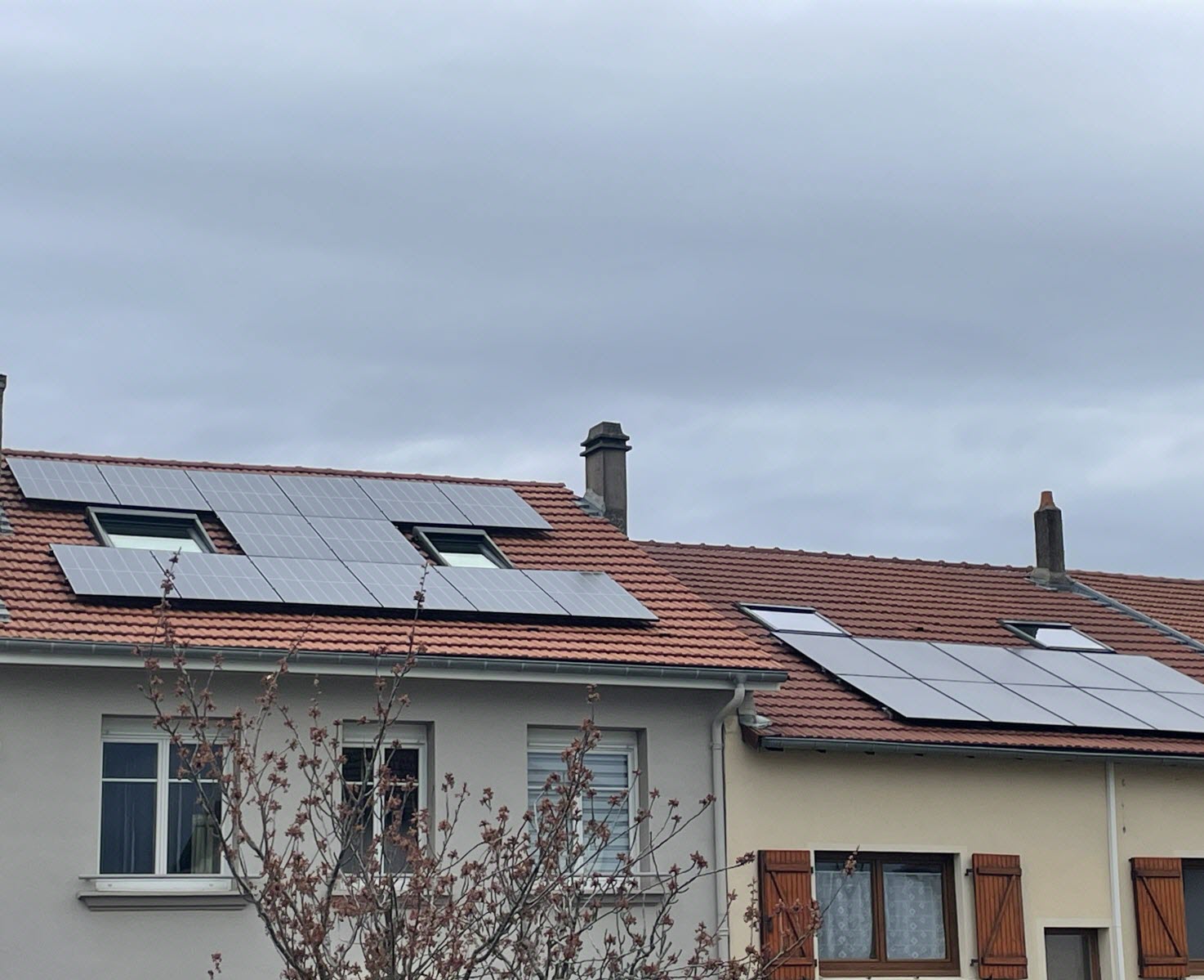 découvrez comment les panneaux solaires transforment nos territoires en sources d'énergie durables. explorez les avantages écologiques, économiques et les initiatives locales qui favorisent l'usage des énergies renouvelables.