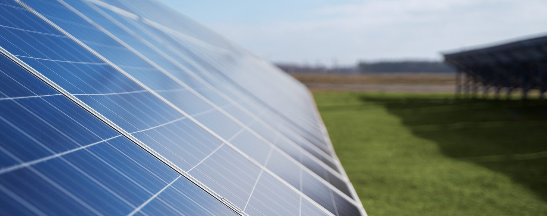 découvrez comment les panneaux solaires contribuent à la transition énergétique en offrant une solution durable et renouvelable pour réduire notre empreinte carbone. informez-vous sur les avantages écologiques et économiques de l'énergie solaire dans le cadre de la lutte contre le changement climatique.