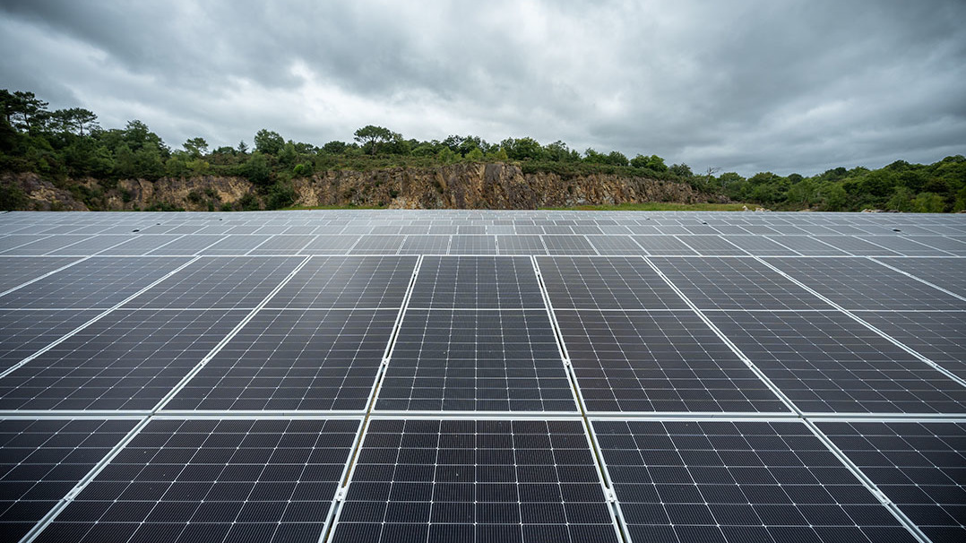 découvrez comment l'intégration des panneaux solaires dans l'urbanisme durable transforme nos villes en espaces écoresponsables. explorez les avantages, les innovations et les meilleures pratiques pour un avenir énergétique durable.