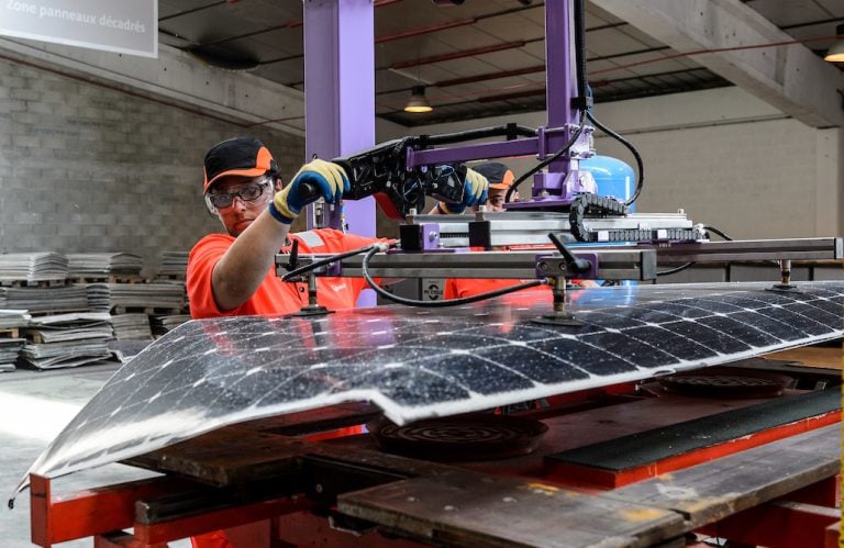 découvrez comment les panneaux solaires peuvent transformer votre espace en une source d'énergie renouvelable efficace tout en valorisant votre propriété. explorez les avantages économiques et environnementaux de l'installation de systèmes solaires.