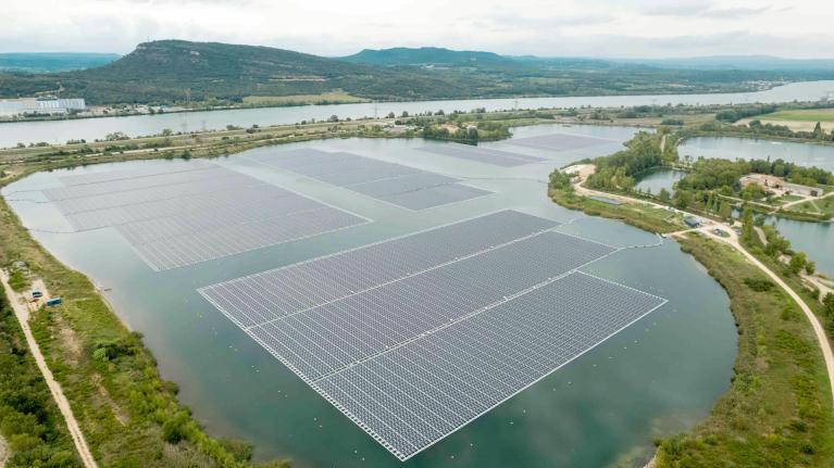 découvrez les nombreux avantages des panneaux solaires flottants, une solution innovante pour produire de l'énergie renouvelable tout en préservant l'espace terrestre. optimisez votre production d'électricité grâce à cette technologie écologique qui favorise la réduction de l'évaporation de l'eau et minimise l'impact sur l'environnement.
