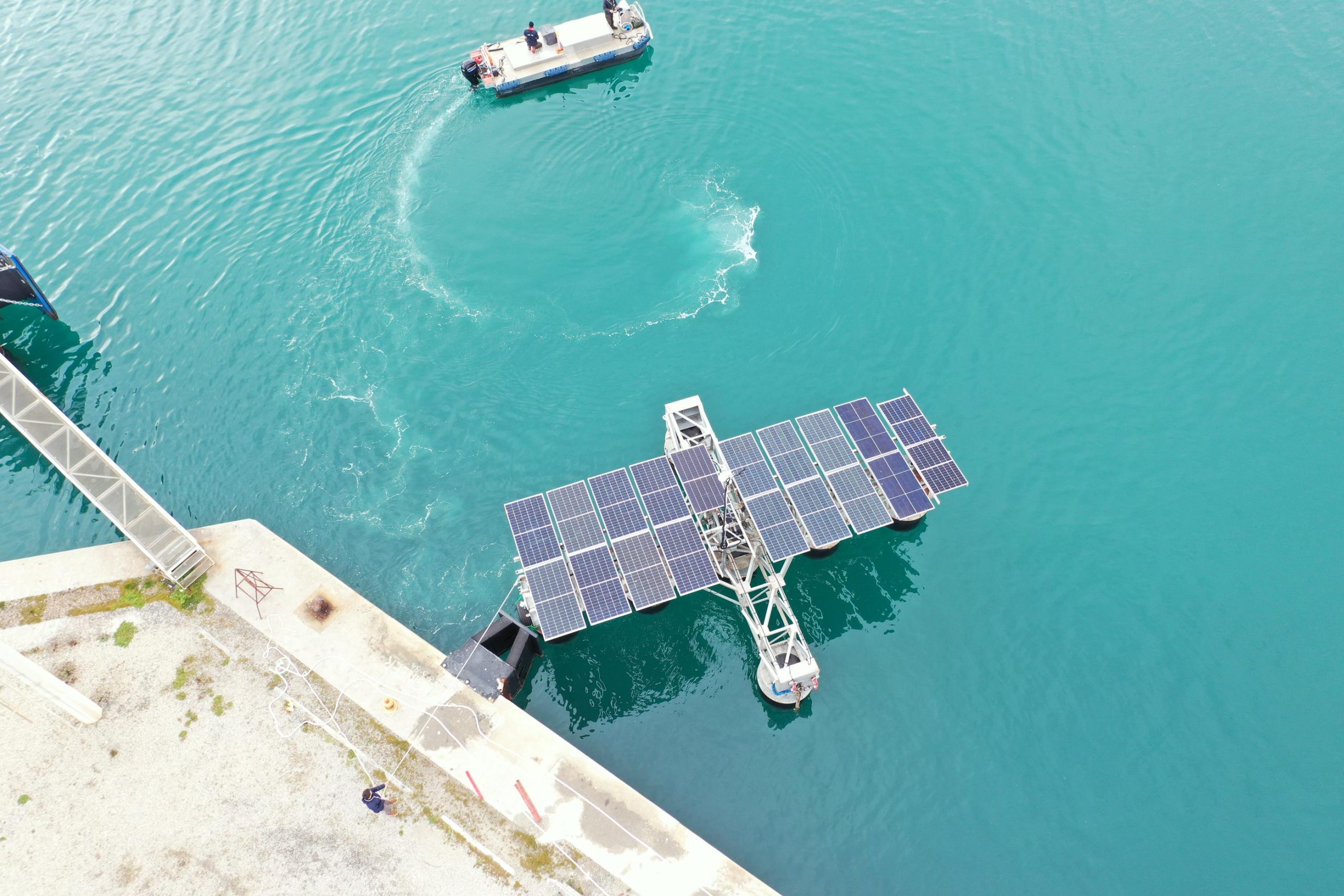 découvrez les avantages des panneaux solaires flottants, une solution innovante pour produire de l'énergie renouvelable en optimisant l'espace sur l'eau tout en réduisant l'évaporation et en protégeant les écosystèmes aquatiques.