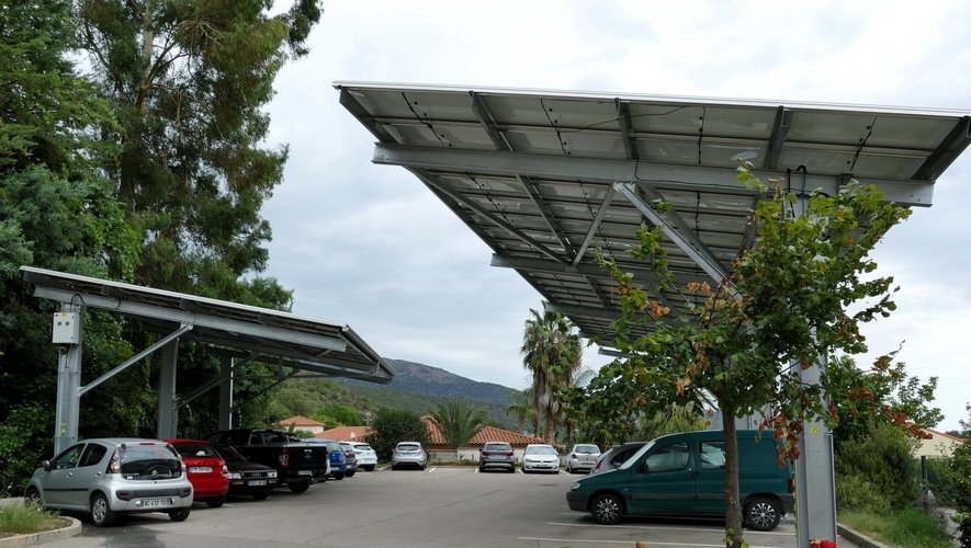 découvrez comment les panneaux solaires peuvent transformer l'énergie des hôpitaux, en offrant une solution durable et économique pour réduire les coûts énergétiques tout en favorisant l'écologie et le bien-être des patients.