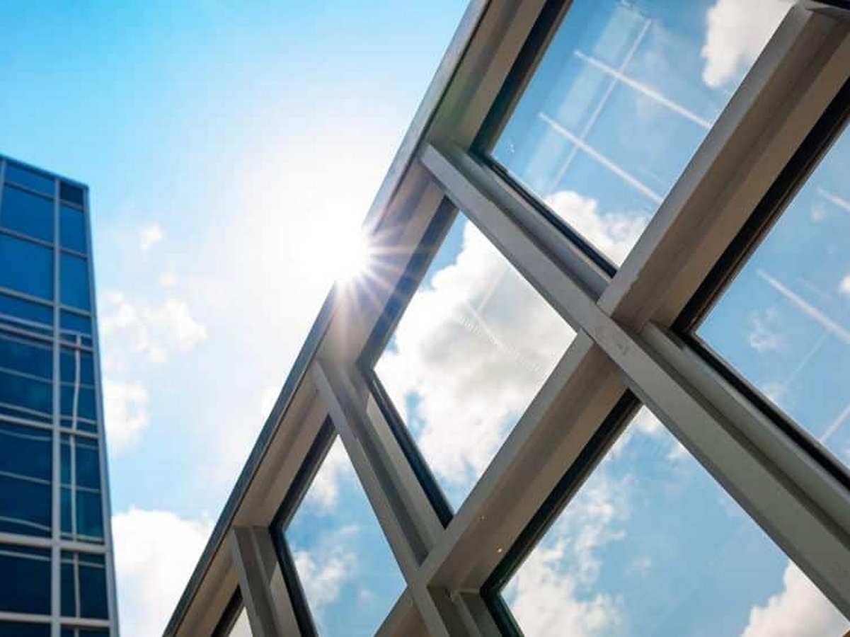 découvrez les panneaux solaires invisibles, une solution innovante et esthétique pour produire de l'énergie renouvelable sans compromettre l'architecture de votre maison. profitez d'une énergie propre tout en préservant l'aspect visuel de votre environnement.