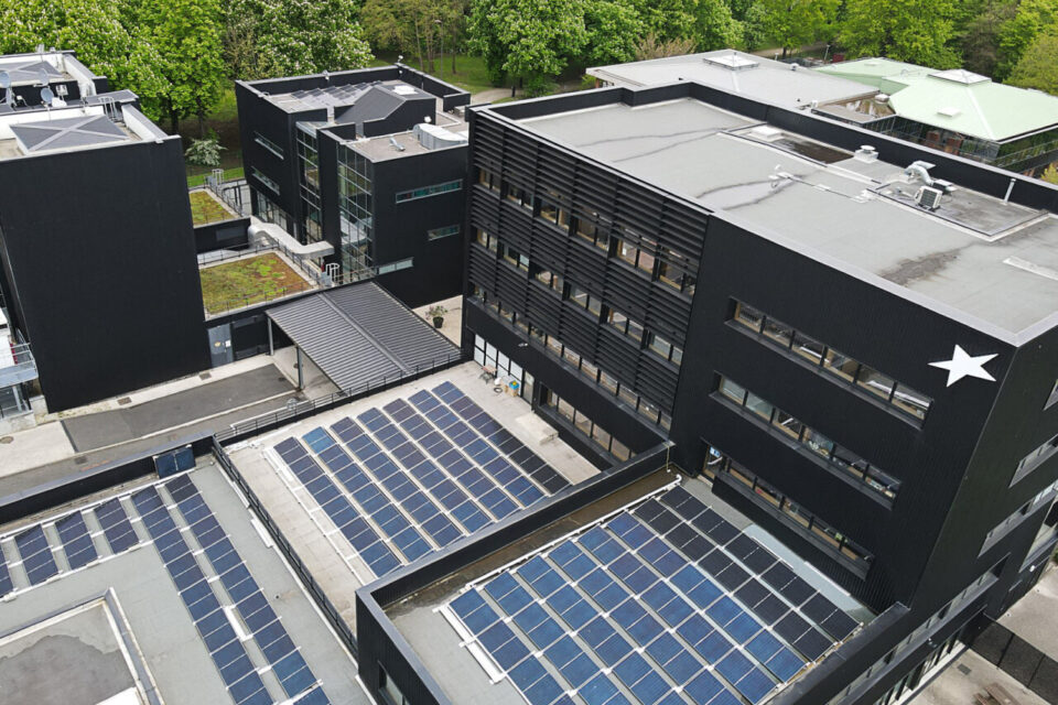 découvrez comment les panneaux solaires locaux peuvent transformer votre consommation d'énergie. optez pour une solution écologique et durable tout en réduisant vos factures d'électricité.
