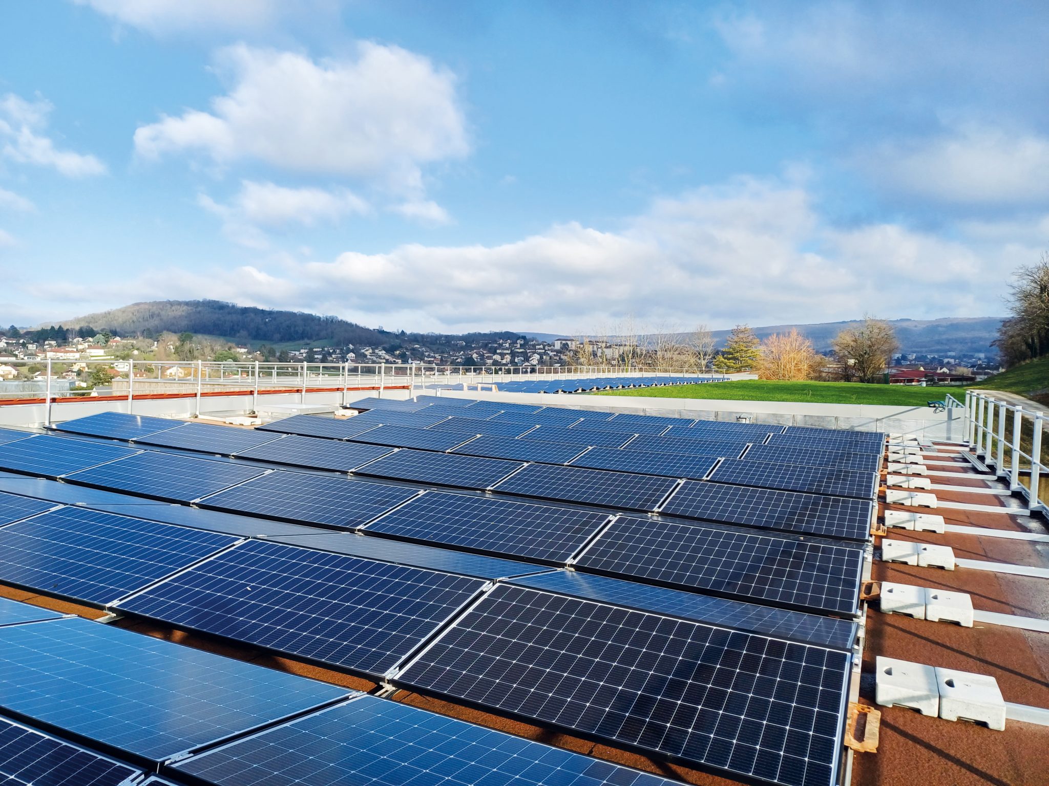 découvrez comment les panneaux solaires peuvent améliorer l'efficacité énergétique des maisons de retraite. offrant des solutions durables et économiques, ces installations contribuent à réduire les coûts tout en garantissant un environnement confortable et respectueux de l'environnement pour les résidents.