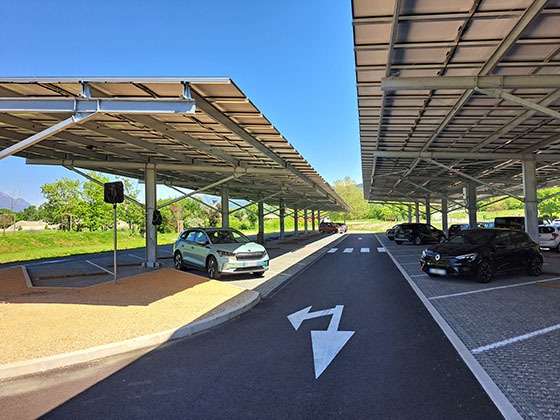 découvrez comment les panneaux solaires peuvent transformer vos parkings en espaces éco-responsables tout en offrant une source d'énergie durable. optimisez vos espaces de stationnement avec des solutions photovoltaïques innovantes et réduisez votre empreinte carbone.