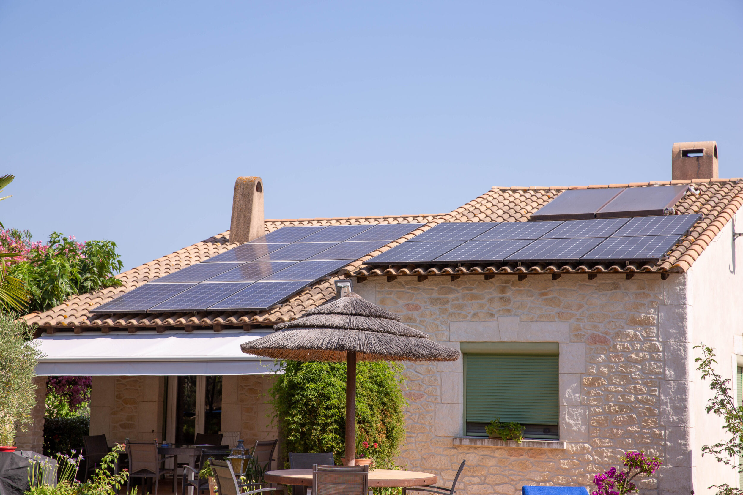 découvrez comment les panneaux solaires peuvent transformer votre maison en une source d'énergie durable. profitez d'économies sur vos factures d'électricité et contribuez à la protection de l'environnement grâce à des solutions adaptées aux particuliers. informez-vous sur les avantages, le fonctionnement et l'installation des panneaux solaires.
