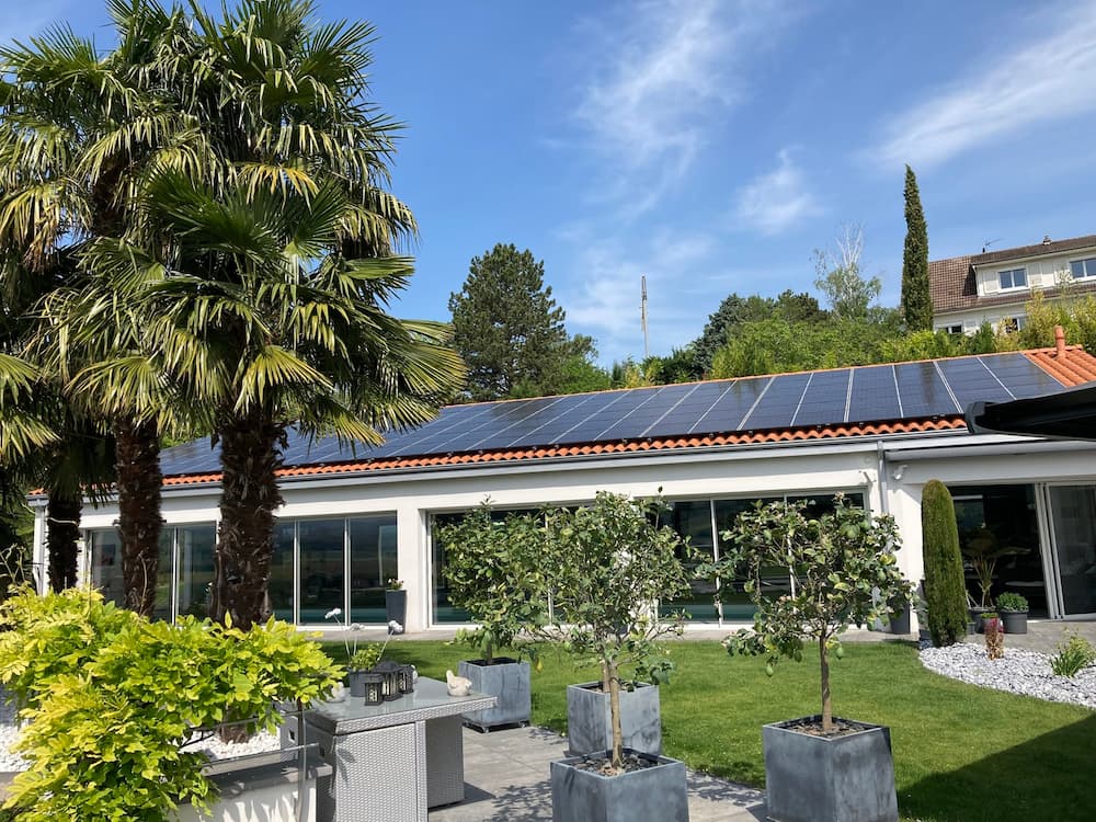 découvrez comment les panneaux solaires peuvent transformer votre maison en source d'énergie durable. apprenez les avantages, les subventions et les étapes pour installer des panneaux solaires chez vous.