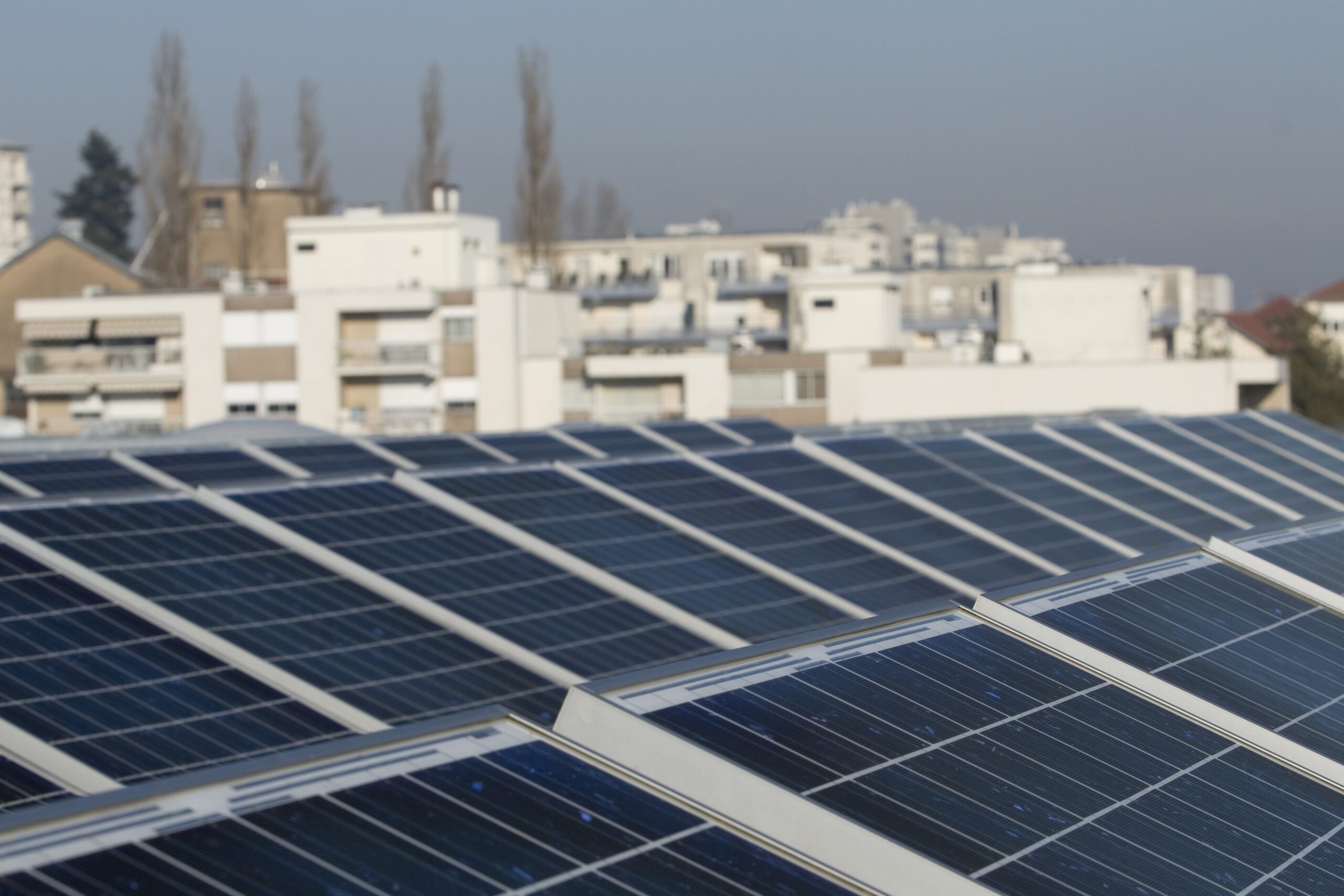 découvrez les enjeux des panneaux solaires dans le cadre de la transition énergétique. explorez les responsabilités associées à leur utilisation et leur impact sur l'environnement, tout en apprenant comment ces technologies contribuent à un avenir durable.