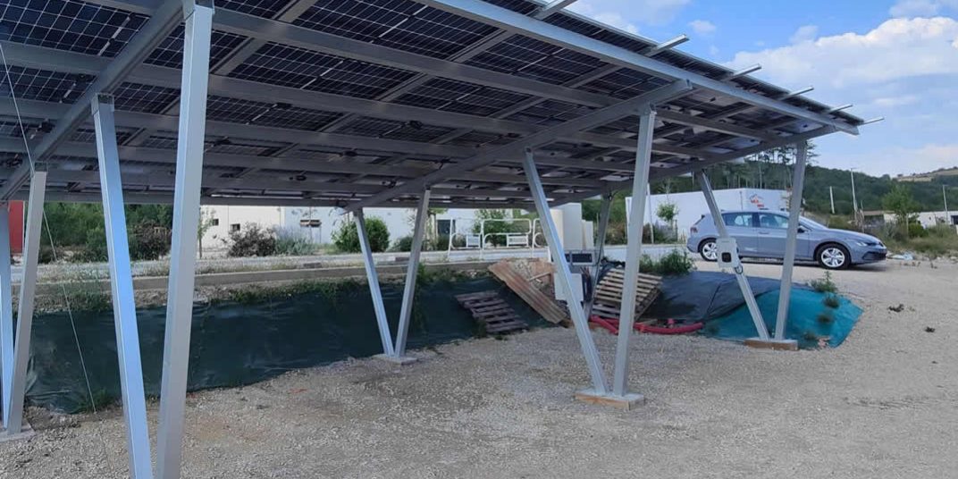 découvrez le carport solaire, une solution innovante alliant protection pour votre véhicule et production d'énergie renouvelable. écologique et pratique, il vous permet de réduire vos factures d'électricité tout en préservant l'environnement. adoptez le carport solaire et transformez votre stationnement en un espace durable et fonctionnel.