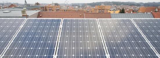 découvrez les avantages des panneaux solaires sur toiture pour optimiser votre consommation d'énergie. énergie renouvelable, économies sur les factures d'électricité et valorisation de votre bien immobilier, les panneaux solaires sont la solution idéale pour une maison plus éco-responsable.