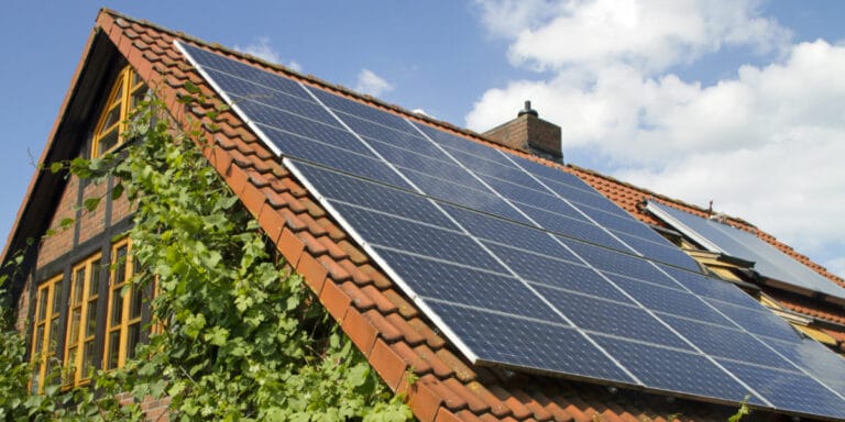 découvrez les avantages des panneaux solaires pour toiture : une solution durable et économique pour produire votre propre énergie, réduire vos factures d'électricité et contribuer à la transition énergétique.