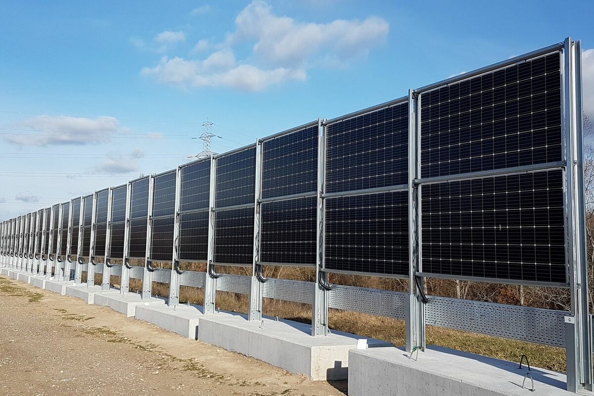 découvrez les panneaux solaires verticaux, une solution innovante et esthétique pour produire de l'énergie solaire tout en optimisant l'espace. idéaux pour les petits jardins, balcons ou façades, ces panneaux permettent de profiter d'une source d'énergie renouvelable sans compromettre l'esthétique de votre environnement. adoptez une démarche éco-responsable dès aujourd'hui!