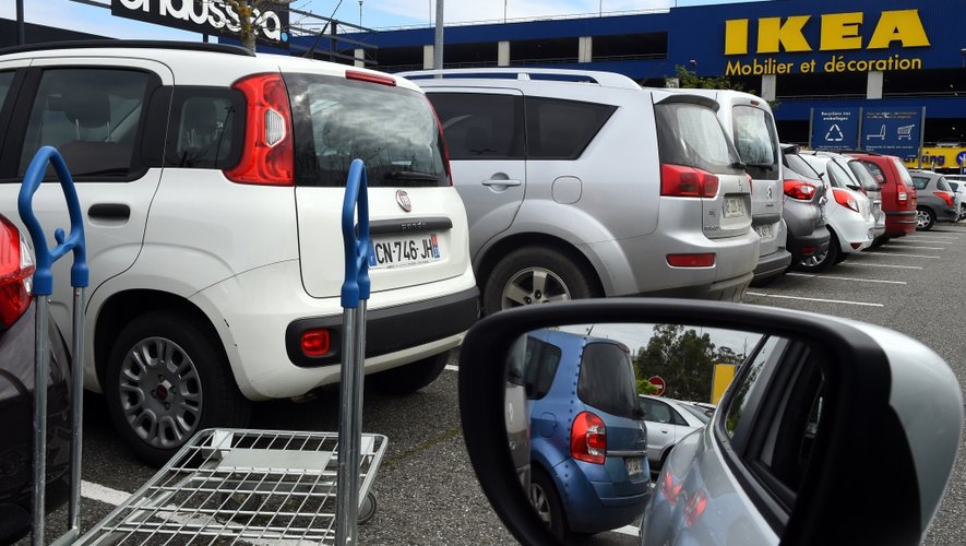 découvrez notre parking dédié aux clients du magasin, offrant un accès facile et sécurisé. profitez d'un espace de stationnement réservé pour vos courses, afin de rendre votre expérience de magasinage plus agréable.
