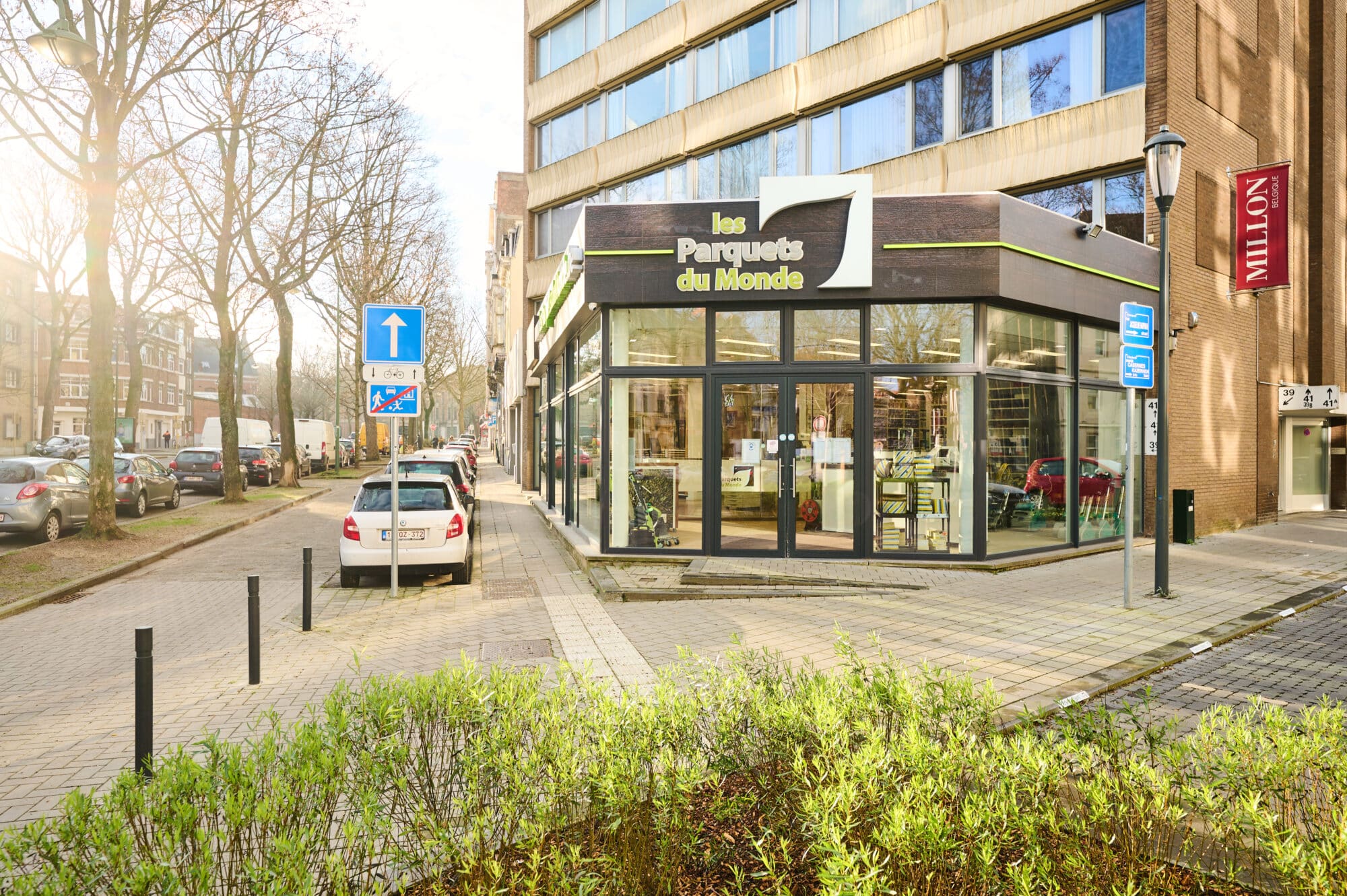 découvrez notre parking dédié aux clients du magasin, offrant un accès facile et sécurisé pour vos courses. profitez d'un espace de stationnement spacieux et pratique, situé à quelques pas de l'entrée.