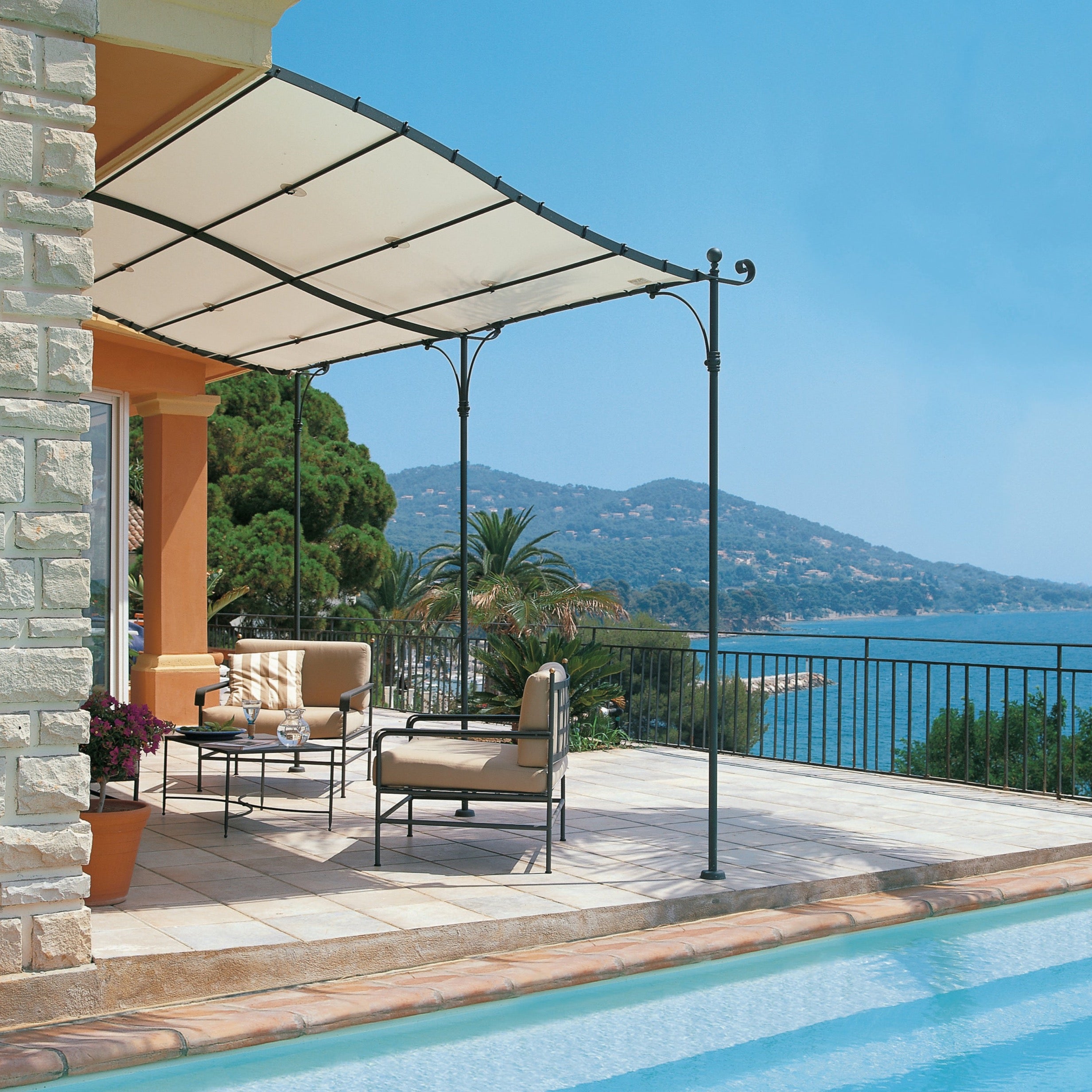 découvrez notre pergola solaire, alliant design moderne et technologie avancée. profitez d'un espace extérieur ombragé tout en utilisant une énergie renouvelable. idéale pour embellir votre jardin ou terrasse, elle vous offre confort et esthétique tout au long de l'année.