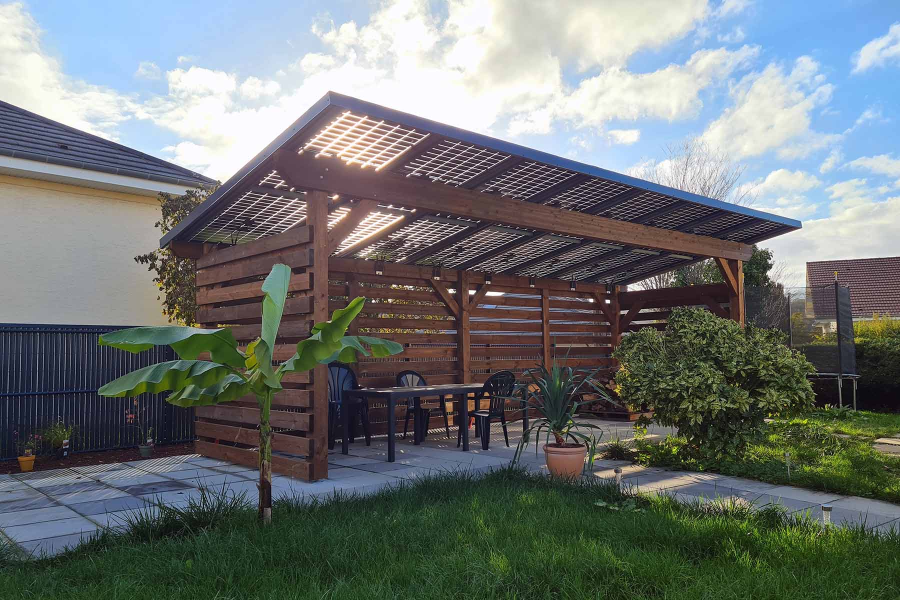découvrez notre pergola solaire, l'alliance parfaite entre esthétisme et fonctionnalité. profitez d'un espace extérieur ombragé tout en utilisant une énergie durable. idéale pour vos moments de détente, elle saura s'adapter à tous vos besoins!