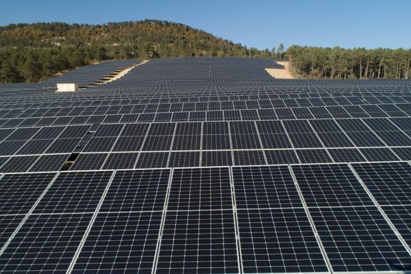 découvrez les avantages de l'énergie photovoltaïque, une solution écologique et économique pour produire votre propre électricité. explorez les technologies solaires, les systèmes d'installation et les aides financières disponibles pour un avenir durable.