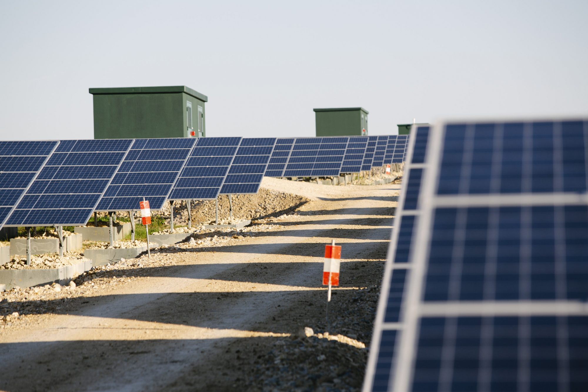 découvrez les solutions photovoltaïques à dijon pour produire votre propre électricité écologique. profitez d'une énergie renouvelable, réduisez vos factures d'énergie et contribuez à la protection de l'environnement grâce à nos experts en installation de panneaux solaires.
