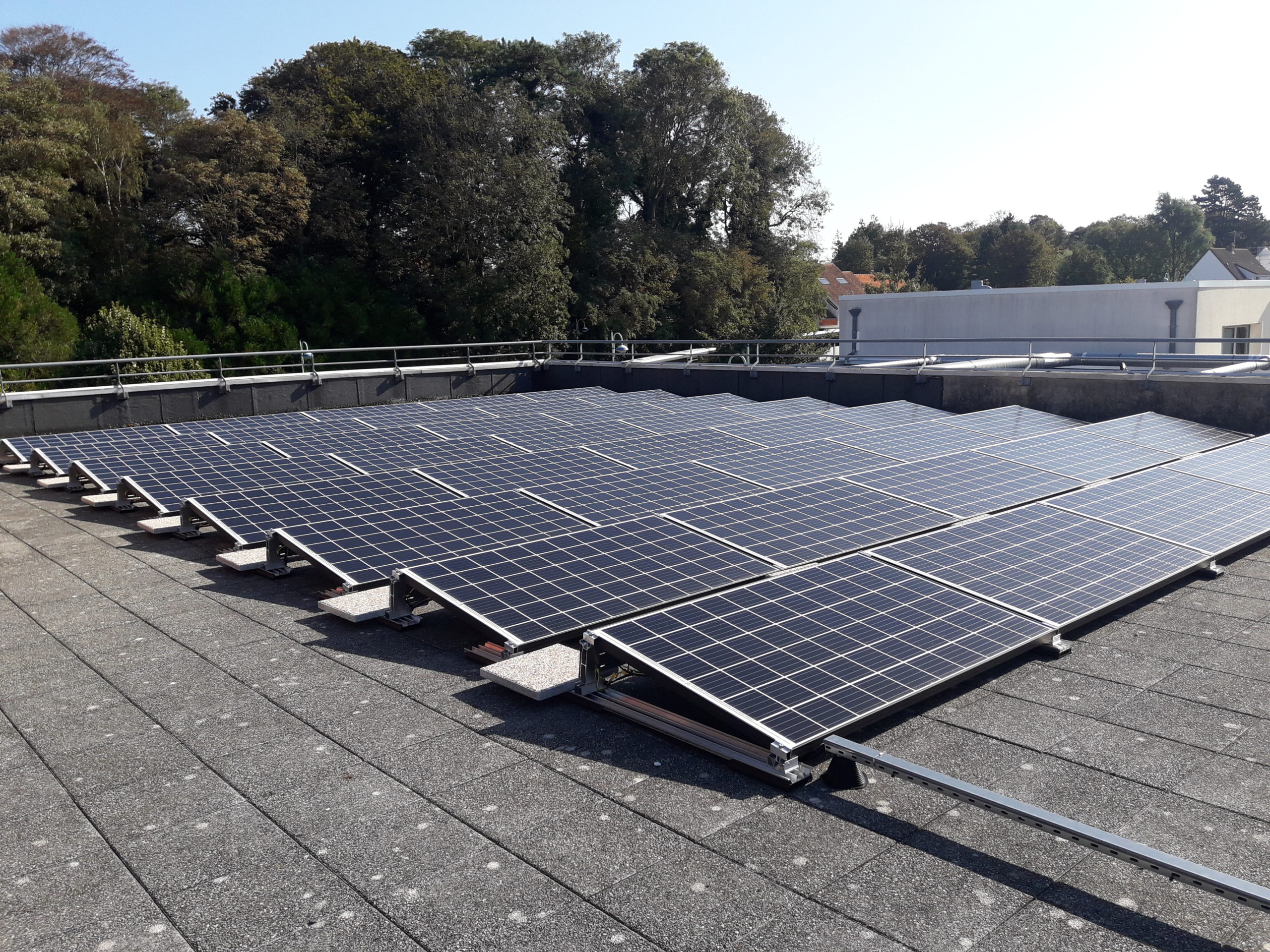 découvrez comment le photovoltaïque devient accessible à tous grâce à des solutions innovantes et des aides financières. transformez votre consommation énergétique et participez à la transition écologique avec des installations adaptées à votre budget.