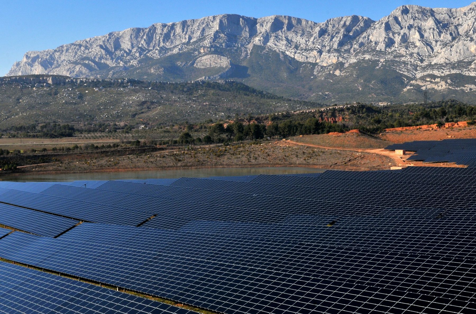 découvrez comment rendre l'énergie photovoltaïque accessible à tous, avec des solutions adaptées à chaque budget et des conseils pratiques pour profiter des avantages du solaire.