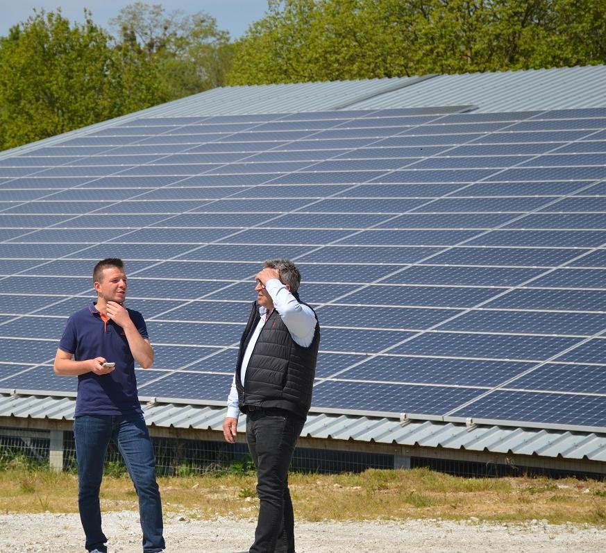 découvrez comment l'intégration des panneaux photovoltaïques dans l'agriculture révolutionne la production alimentaire tout en préservant l'environnement. explorez les avantages de l'énergie solaire pour une agriculture durable et innovante.