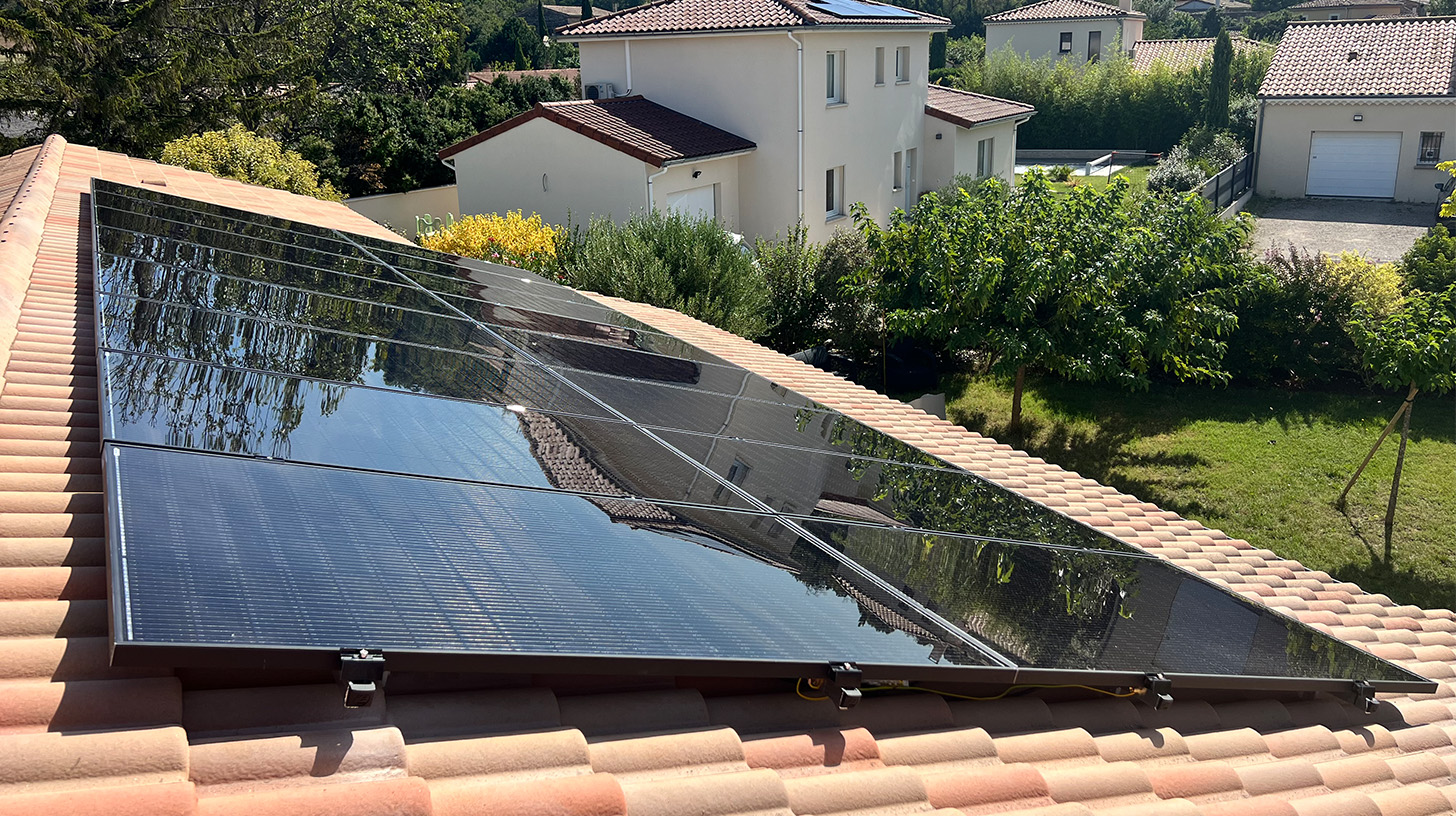 découvrez comment le photovoltaïque pour les particuliers peut réduire vos factures d'énergie et contribuer à la transition énergétique. optimisez votre maison avec des panneaux solaires pour une production d'électricité écologique et rentabile.