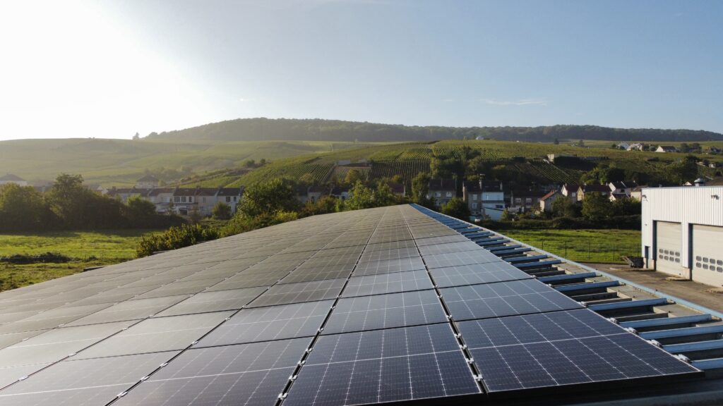 découvrez les avantages d'une toiture photovoltaïque pour réduire votre facture d'énergie et contribuer à la transition énergétique. optimisez l'efficacité de votre habitation avec des panneaux solaires qui s'intègrent harmonieusement à votre toiture, tout en préservant l'environnement.