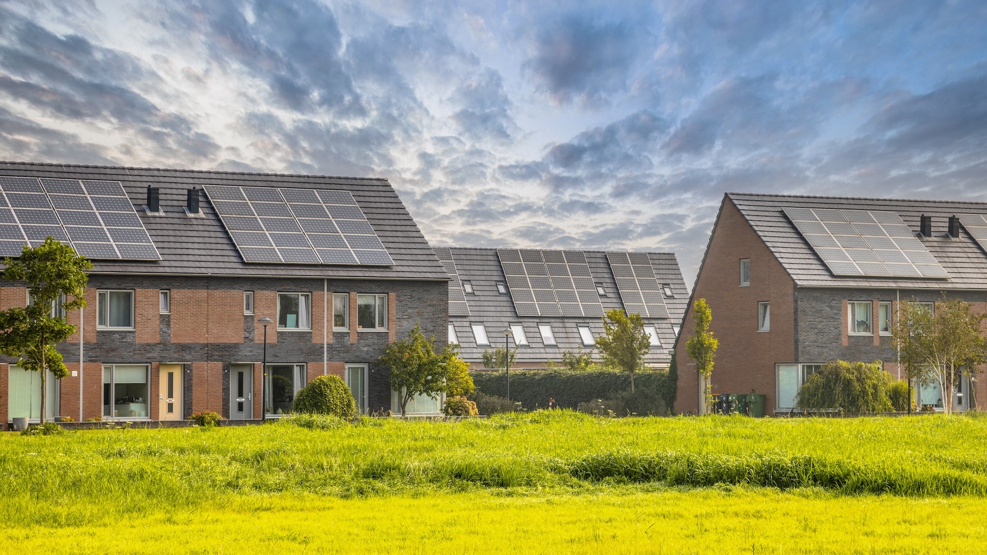 découvrez comment l'installation de panneaux photovoltaïques sur votre maison peut réduire vos factures d'énergie et contribuer à un environnement durable. informez-vous sur les avantages, les coûts, et les étapes pour bénéficier de l'énergie solaire.