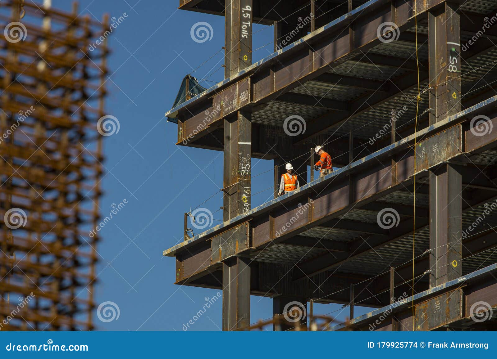 découvrez tout ce qu'il faut savoir sur le poids des immeubles : son impact sur la construction, les normes à respecter et les facteurs influençant le poids des matériaux. informez-vous pour mieux comprendre ces enjeux architecturaux.