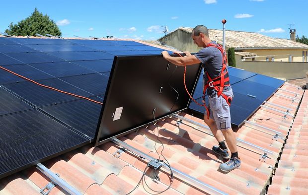 découvrez nos services de pose de panneaux photovoltaïques pour optimiser votre consommation d'énergie et réduire votre empreinte carbone. faites le choix d'une énergie renouvelable, économique et respectueuse de l'environnement avec nos experts en installation.