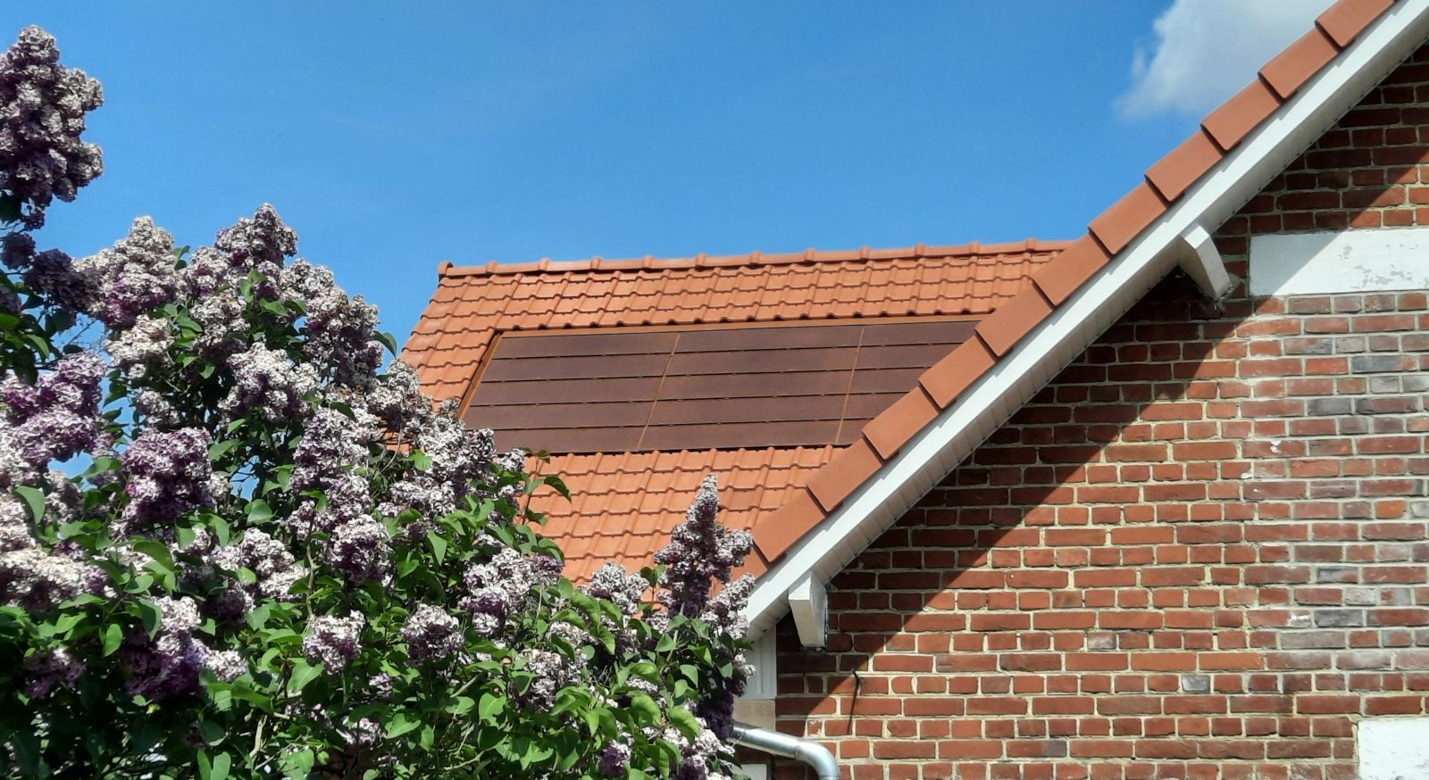 découvrez les prix des tuiles solaires et comparez les différentes options disponibles pour rendre votre toit à la fois esthétique et écologique. optez pour une solution durable qui réduit votre facture d'énergie tout en contribuant à la préservation de l'environnement.