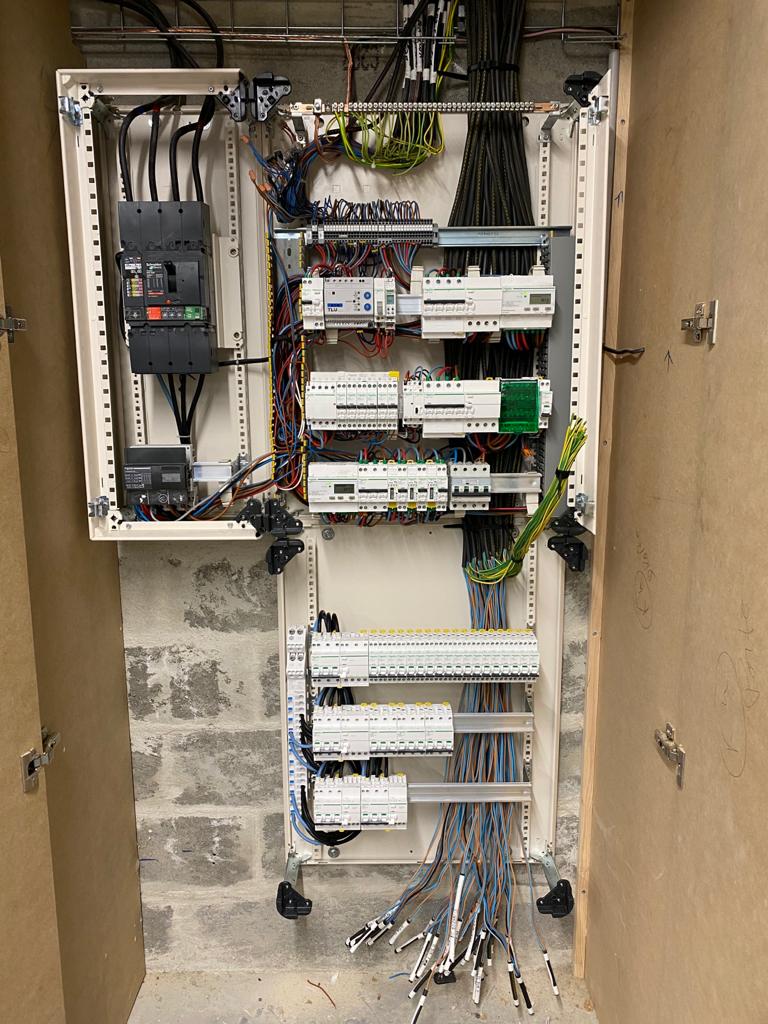 découvrez les prix pour l'installation électrique d'une superficie de 200m2. comparez les coûts, les services proposés et trouvez les meilleures options pour votre projet d'installation électrique.
