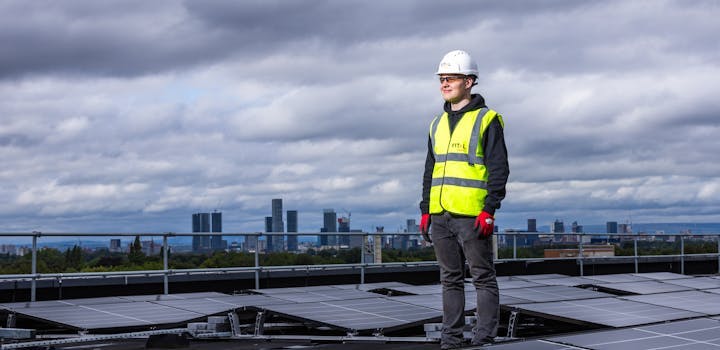 découvrez les avantages et les prix des panneaux photovoltaïques transparents, une solution innovante pour produire de l'énergie tout en préservant l'esthétique de votre bâtiment. informez-vous sur les coûts, les performances et les opportunités d'installation.