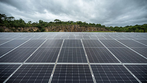 découvrez comment les projets solaires communautaires transforment l'énergie renouvelable en opportunités locales. participez à la création d'une énergie durable et collective qui bénéficie à votre communauté tout en protégeant l'environnement.