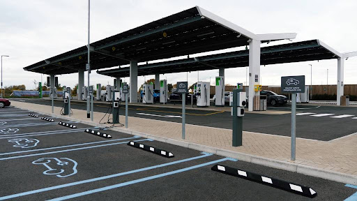 découvrez les avantages de la recharge solaire pour alimenter vos appareils électroniques. optez pour une solution écologique et économique qui vous permet de rester connecté partout, tout en respectant l'environnement.