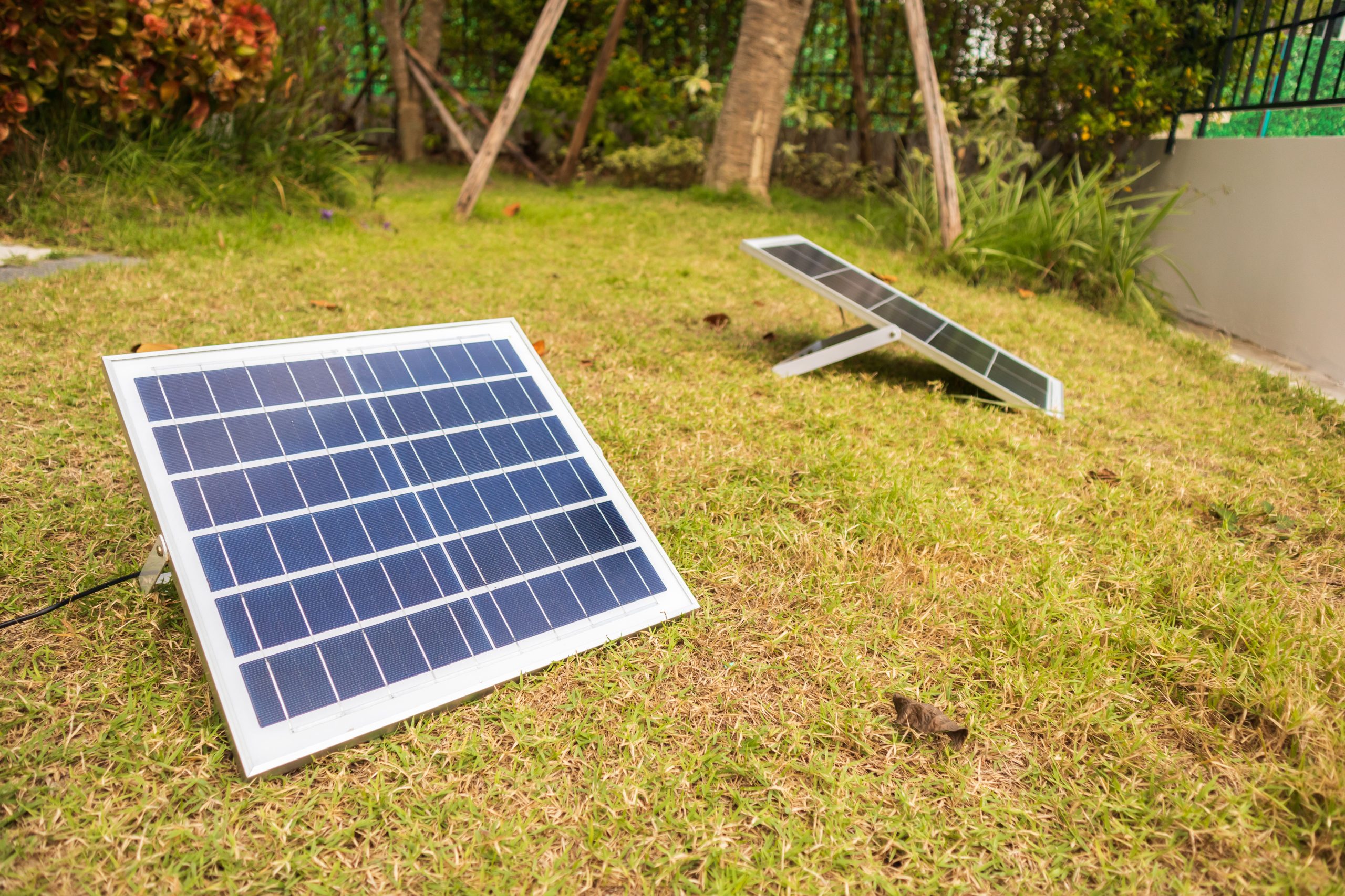 découvrez la réglementation des panneaux solaires en france : normes, aides financières et démarches administratives pour un projet d'énergie renouvelable réussi.
