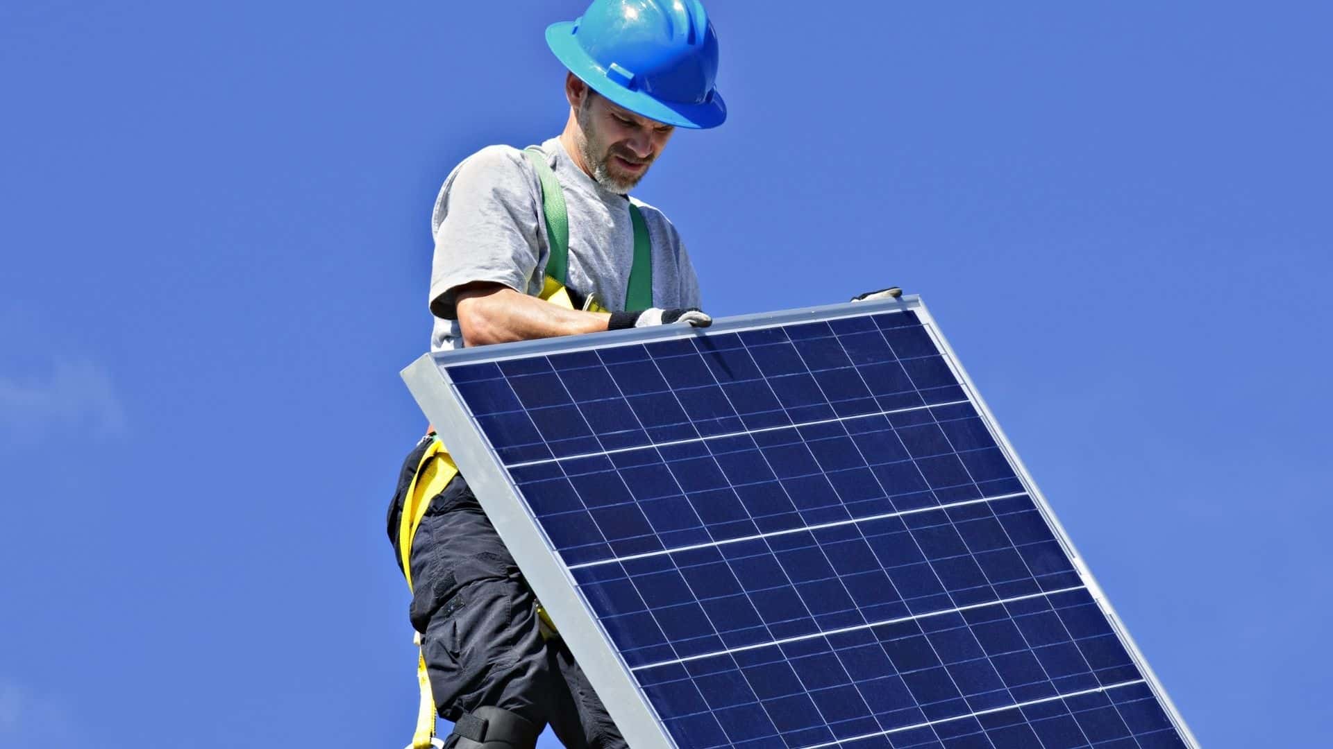découvrez tout ce que vous devez savoir sur la réglementation des panneaux solaires en france. informez-vous sur les normes, les aides financières et les obligations relatives à l'installation pour un projet solaire en toute légalité.
