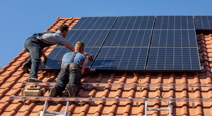 découvrez les dernières réglementations photovoltaïques en france. informez-vous sur les normes, subventions et obligations légales pour l'installation de panneaux solaires afin de maximiser votre projet énergétique et votre rentabilité.