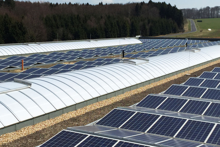 découvrez tout ce qu'il faut savoir sur le rendement des panneaux photovoltaïques (pv) : fonctionnement, facteurs influençant l'efficacité, et conseils pour maximiser votre production d'énergie solaire. optimisez votre installation pour réduire vos factures d'électricité et contribuer à la transition énergétique.