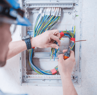 découvrez notre guide complet sur l'auto-rénovation électrique : des conseils pratiques, des astuces de sécurité et des étapes détaillées pour réaliser vos projets électriques en toute confiance. transformez votre espace en mettant à jour votre installation électrique facilement et efficacement.