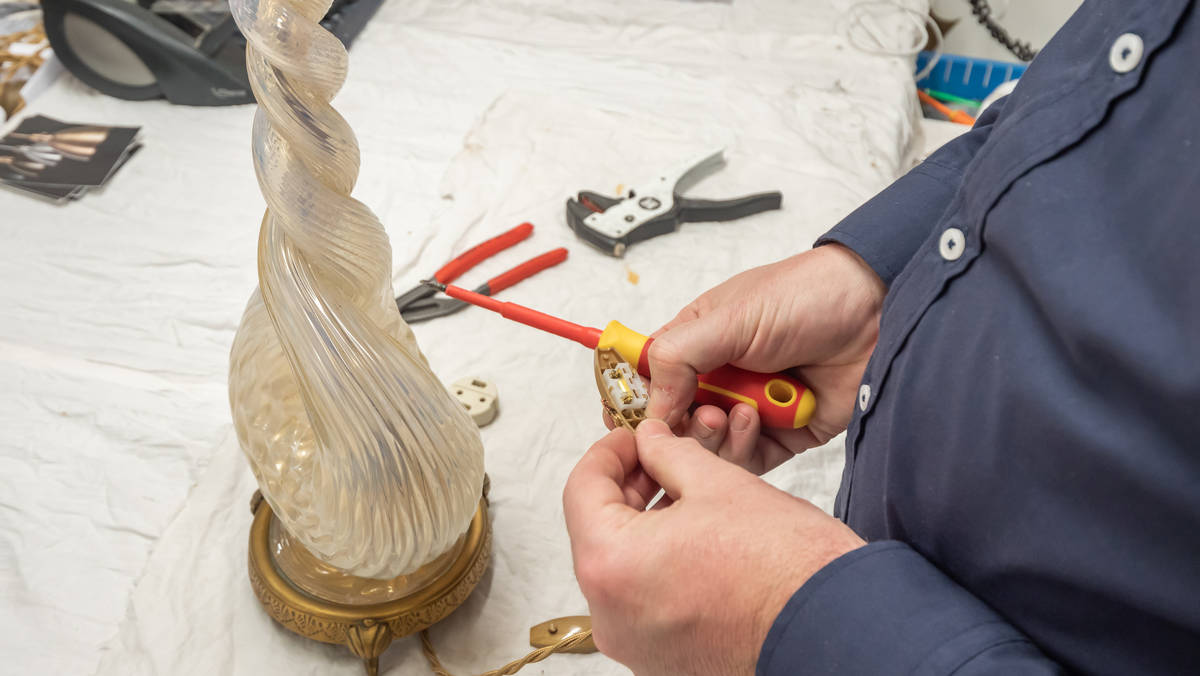 découvrez nos conseils pratiques et astuces pour réparer votre lampe rapidement et efficacement. que ce soit un problème d'ampoule, de câble ou d'interrupteur, suivez notre guide étape par étape pour redonner vie à vos luminaires.