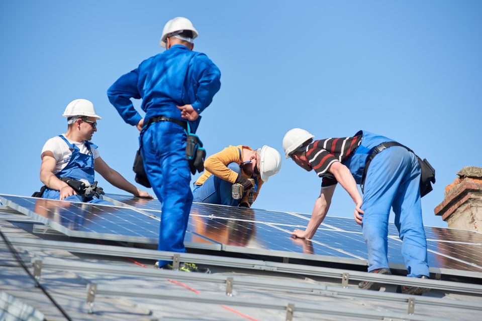 découvrez les salaires des installateurs photovoltaïques en 2023, un métier en pleine expansion. explorez les opportunités de carrière et les facteurs influençant la rémunération dans le secteur des énergies renouvelables.