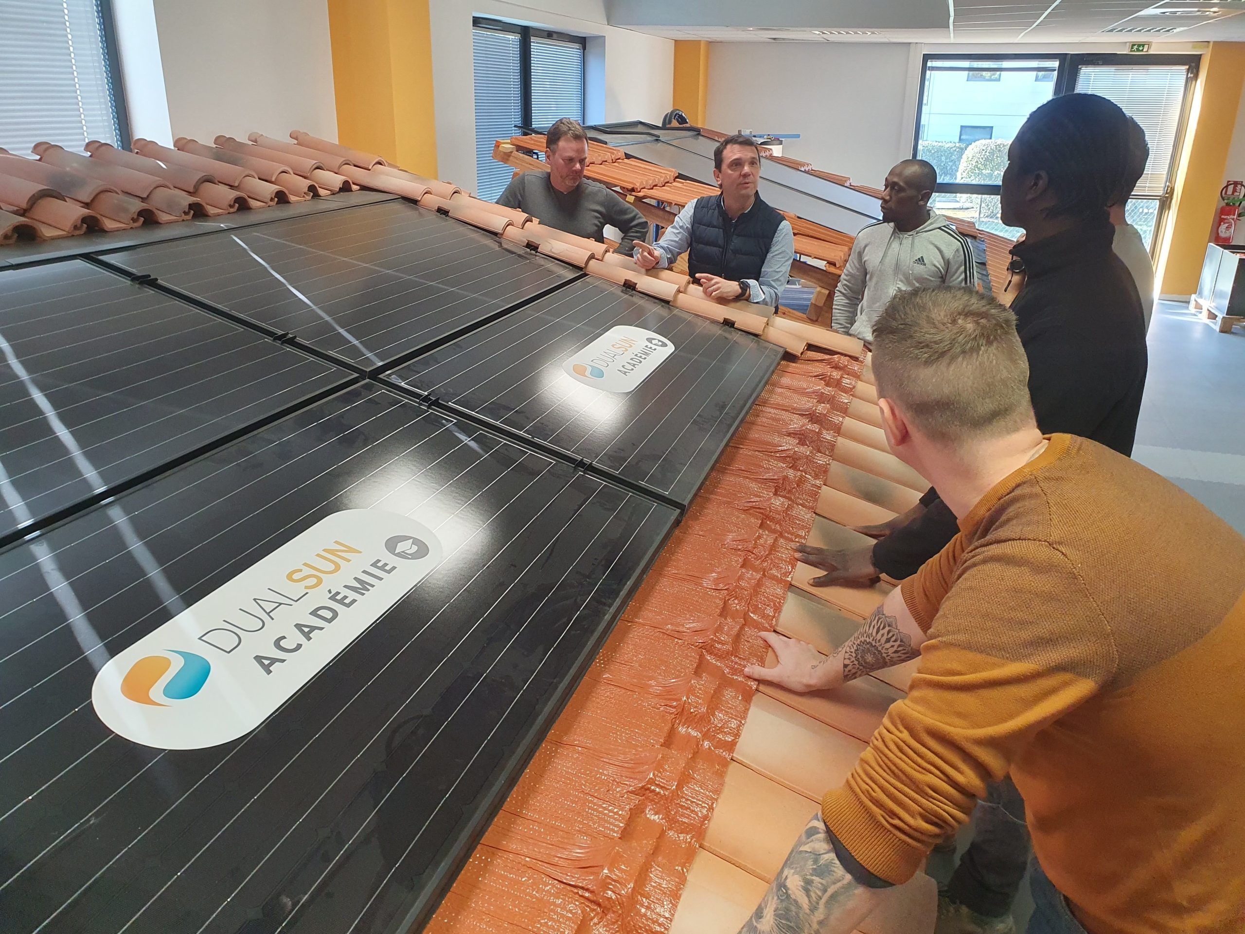 découvrez tout ce qu'il faut savoir sur le salaire des installateurs photovoltaïques en 2023. analyse des tendances, des évolutions salariales et des facteurs influençant la rémunération dans ce secteur en pleine croissance.